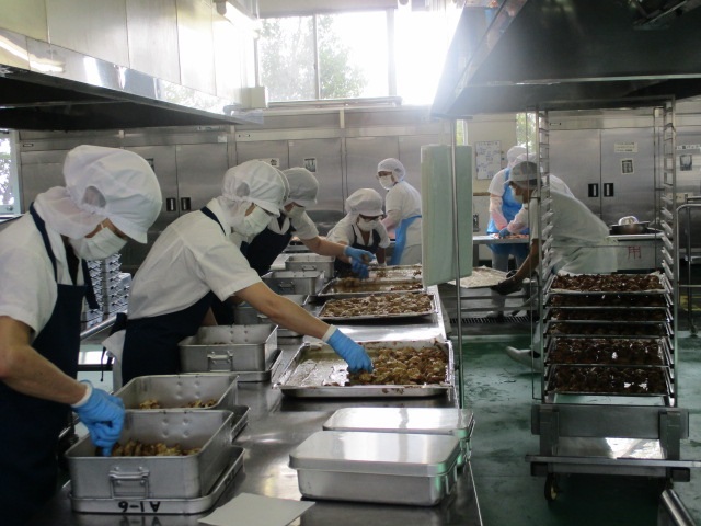 調理した鶏肉の配缶